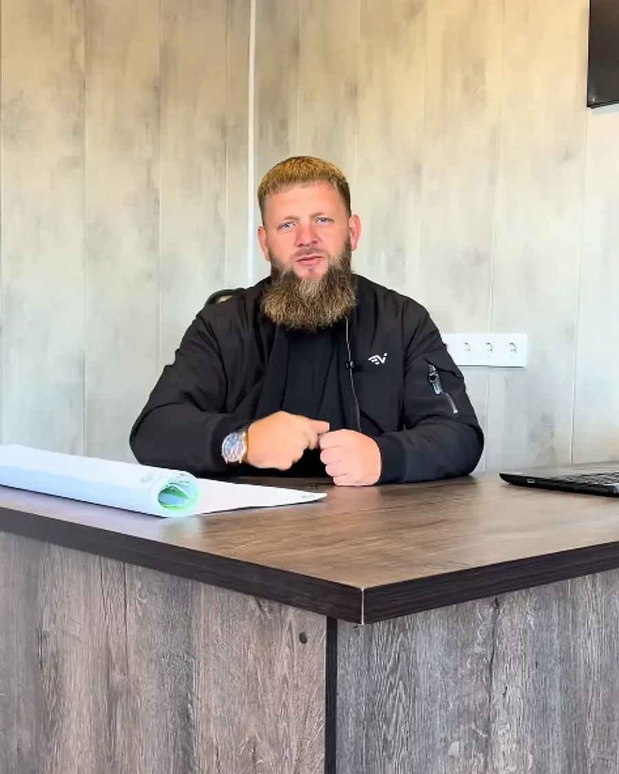 Представник SYNDICATE AUTO в офісі